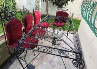 غرفة طعام من الحديد المطاوع