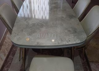 Table à manger en bon état