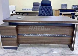 💼✨ مكتب عصري بتصميم أنيق يوفر الراحة والتنظيم