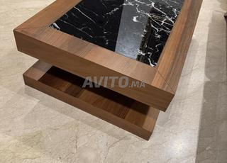 Table basse élégante en bois et verre marbré noir