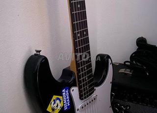 غيتار مع مضخم صوت في حالة جيدة للبيع