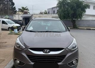 شخص يبيع سيارة هيونداي ix35