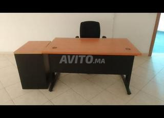 3 مكاتب بالإضافة إلى خزانة ذات أدراج و 2 مقعد