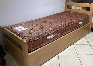 سرير مع مرتبة