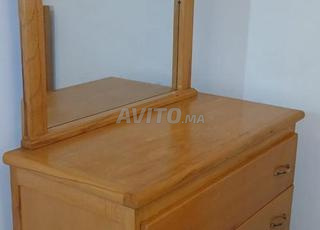خزانة مع منضدة