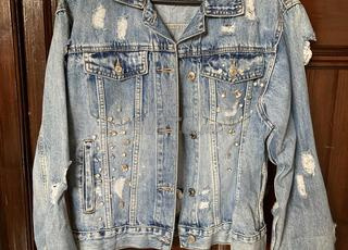 سترة جينز مع مجوهرات