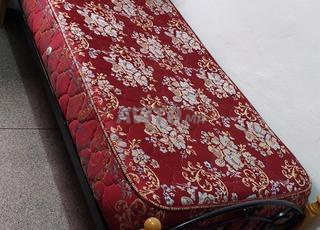 سرير مع ماطلا للبيع