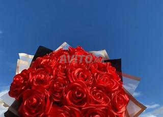 Bouquet 25 roses rouges en satin – Idéal cadeau