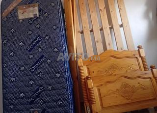 سرير مع قاعدة سرير والمرتبة