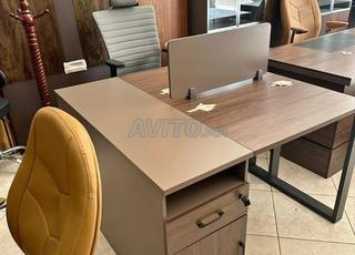 مكتب عمل جماعي مستورد بتصميم حديث ومساحة عملية