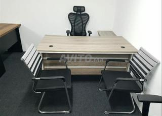 مكتب مع وحدة إرجاع وأدراج و 3 كراسي