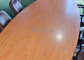 طاولة اجتماعات و 8 كراسي