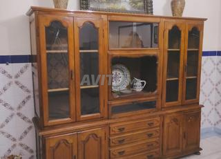 خزانة عرض كبيرة من الخشب الصلب