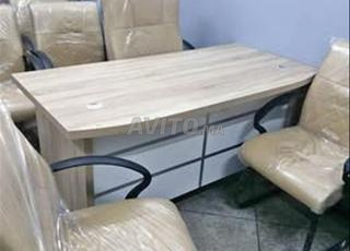 مكتب مع وحدة إرجاع وأدراج