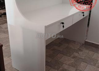 منضدة استقبال مع صندوق