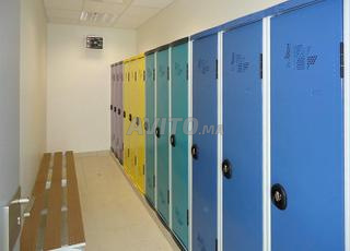 Casiers métalliques avec portes à charnières