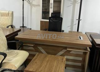 Bureau complet avec table de base et vitrine