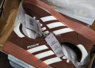 حذاء رياضي أديداس