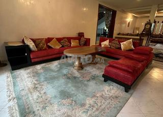 صالون أحمر جميل مع طاولة من خشب الجوز