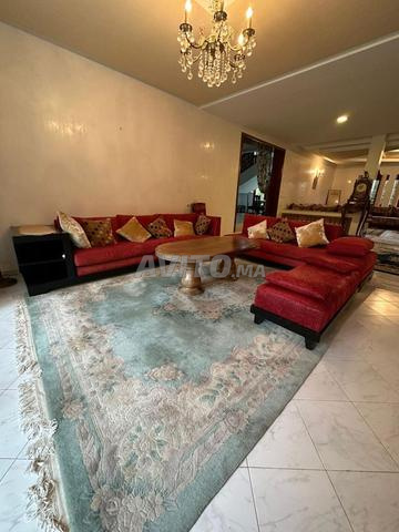 صالون أحمر جميل مع طاولة من خشب الجوز