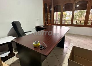 مكتب بحالة جيدة جدا مع كرسي