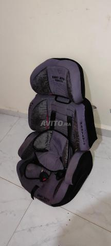 مقعد سيارة للأطفال
