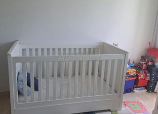 Lit évolutif avec commode en bois.