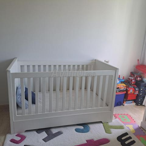 سرير متعدد الاستخدامات مع خزانة ذات أدراج خشبية.