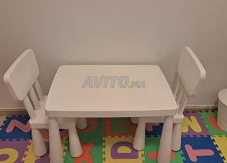 طاولة ايكيا مع كرسيين