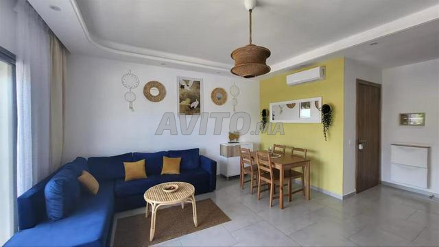 كنبة شبه جديدة مضادة للبقع