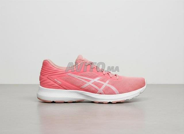 بيع أحذية رياضية ASICS.