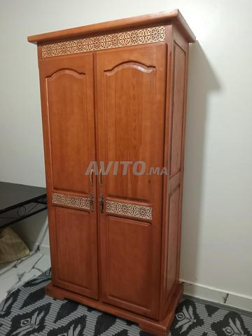 Armoire en bois massif, fabriquée par un menuisier