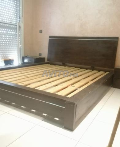 سرير ، وقاعدتا سرير ، وخزانة ذات أدراج وفراش