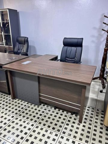 مكاتب مستوردة تجمع بين الأناقة والراحة