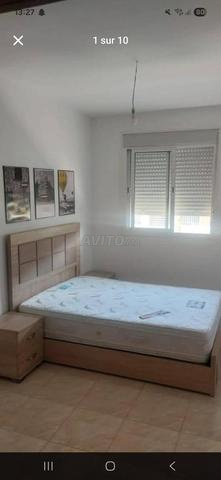 Lit moustiquaire propre, bois solide avec son matelas