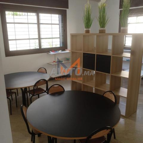 طاولات وكراسي مدرسية