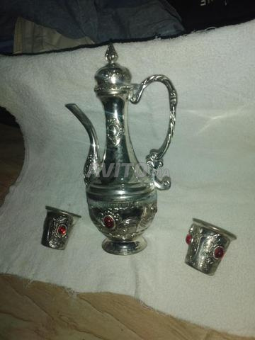 طقم إبريق فضي تقليدي مع كؤوس فاخرة