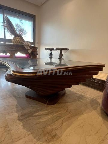 Table basse design en bois avec plateau en verre