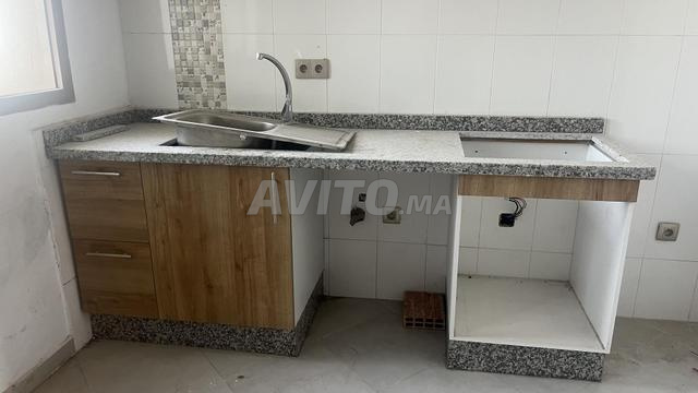 أثاث مطبخ وباب من الخشب