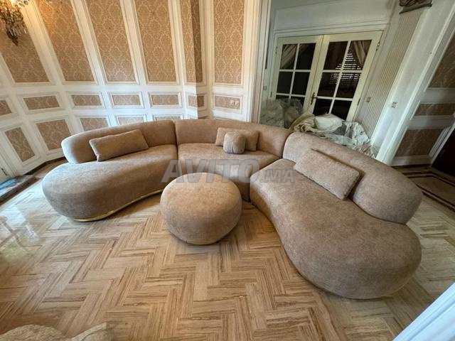 كنبة استرخاء بتصميم مع لمسة نهائية ذهبية