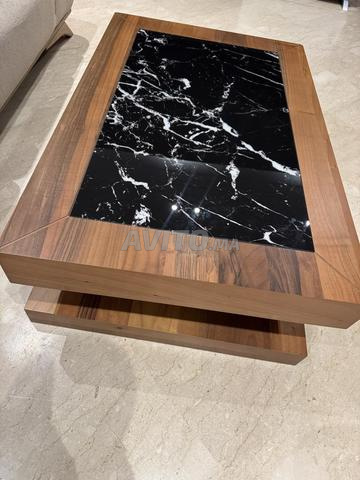 طاولة قهوة بتصميم خشبي وزجاج رخامي