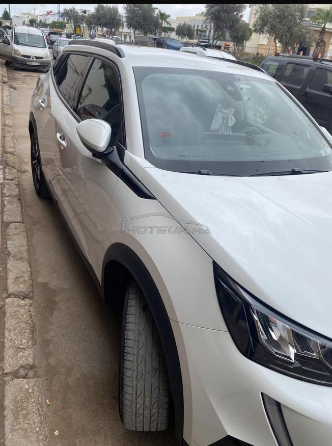 une voiture neuve dans un très bon état