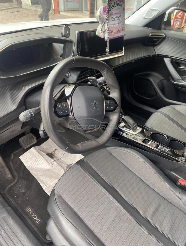 une voiture neuve dans un très bon état