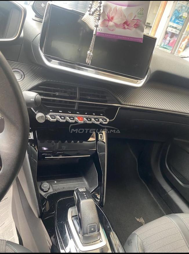 une voiture neuve dans un très bon état