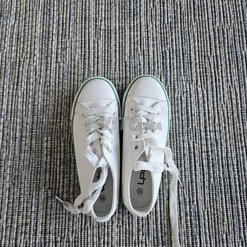 حذاء رياضي أبيض هو الأجمل مقاس 33