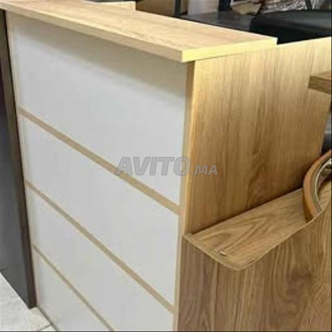 منضدة استقبال مع صندوق