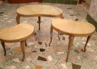 طاولات متداخلة من النحاس مع سطح من الرخام