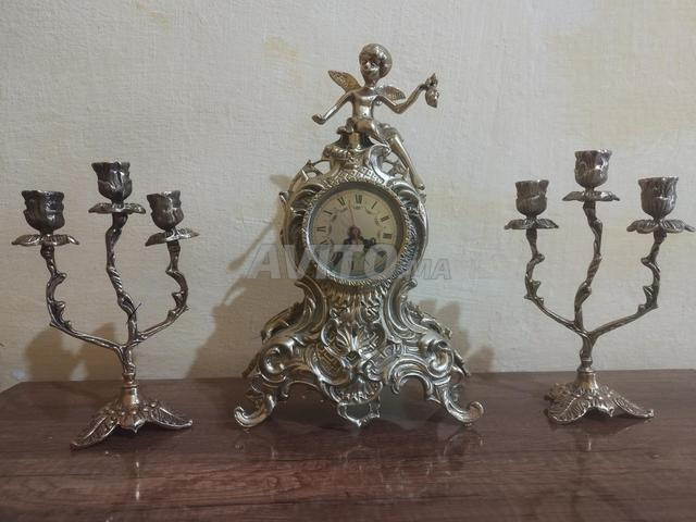 Horloge en cuivre avec chandeliers
