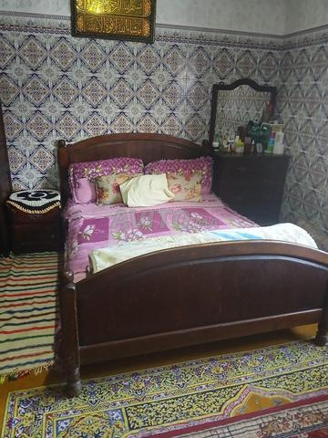 سرير خشبي مع فراش - حالة جيدة