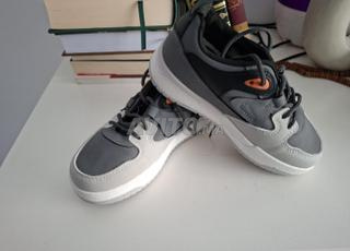 حذاء رياضي جديد